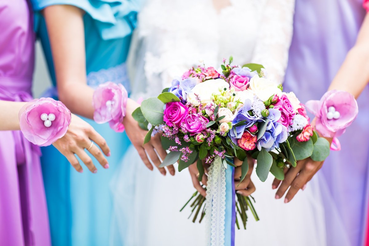 m_close-up-of-bride-and-bridesmaids-bouquets-2026-01-08-22-45-43-utc